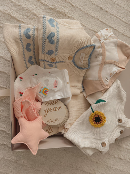 Neutral Baby Gift Box – Knit Outfit, Muslin Essentials & Newborn Set (10-pieces)